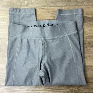 Under Armour Women’s Grey HeatHear Cropped Leggings, size Medium